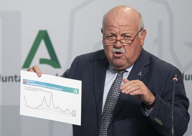 El consejero de Salud y Familias, Jesús Aguirre, este martes durante su intervención en la rueda de prensa posterior a la reunión del Consejo de Gobierno de la Junta de Andalucía. 