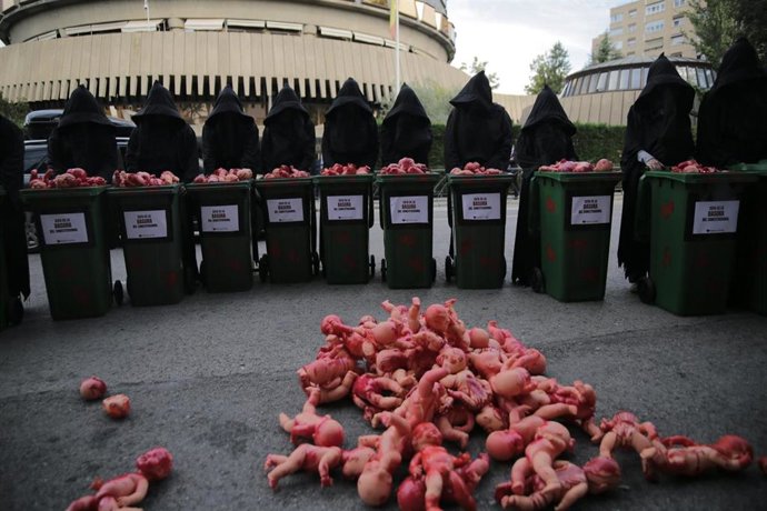 Escenificación de voluntarios de Derecho a Vivir ante el Tribunal Constitucional