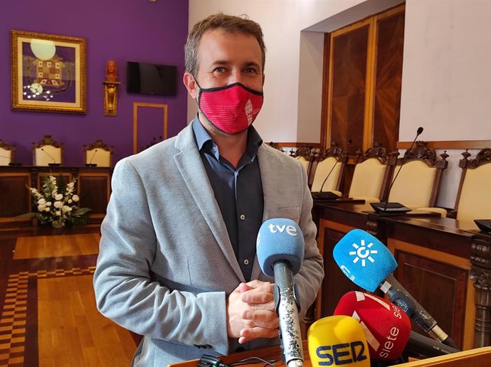 Archivo - El alcalde de Jaén, Julio Millán, durante la rueda de prensa