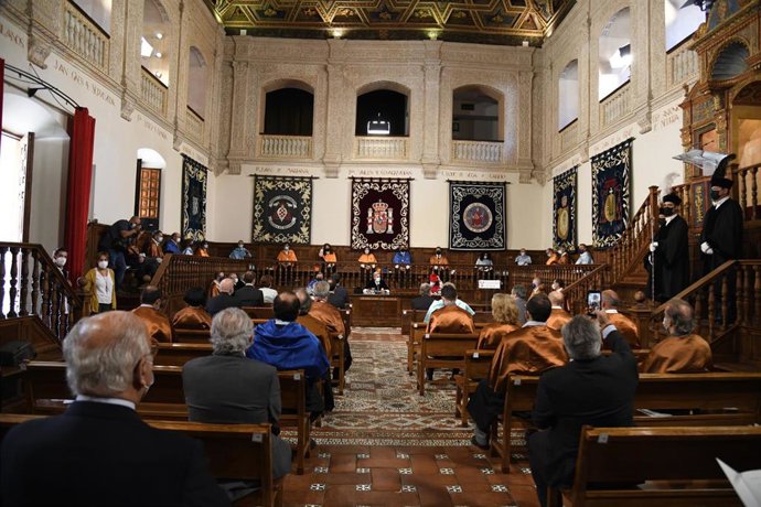 El arquitecto y dibujante José María Pérez 'Peridis', investido doctor honoris causa por la Universidad de Alcalá