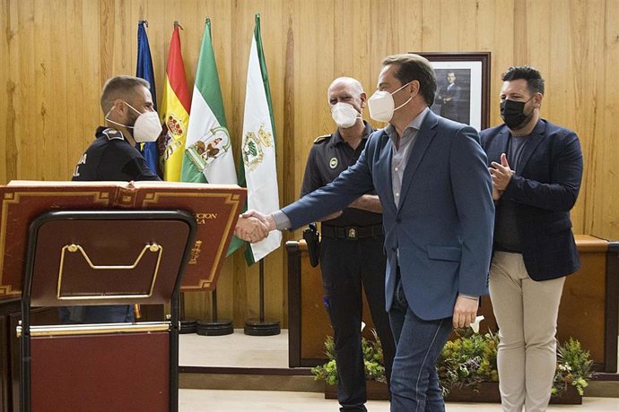 Archivo - El alcalde de Mairena, Antonio Conde, saluda a un agente de la Policía Local.