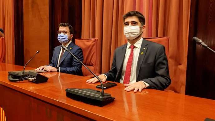 El presidente de la Generalitat, Pere Aragons, y el vicepresidente de la Generalitat, Jordi Puigneró, se reúnen en el Parlament con los grupos de Junts y ERC antes del Debate de Política General