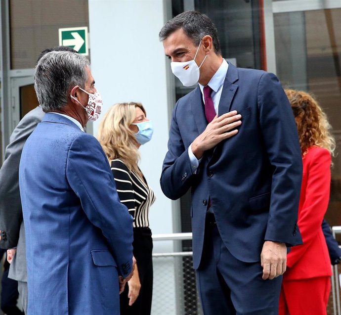 El presidente de Cantabria, Miguel Ángel Revilla,  junto con el presidente del Gobierno, Pedro Sánchez, y la vicepresidenta segunda y ministra de Trabajo y Economía Social, Yolanda Díaz.