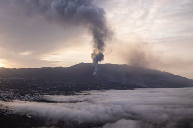 Vistas del volcán Cumbre Vieja tomadas desde el mirador del Time, a 28 de septiembre, en La Palma