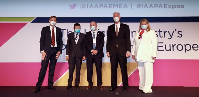 El vicepresidente y director ejecutivo de Iaapa, Jakob Wahl, el teniente alcalde de Barcelona, Albert Batlle, el presidente de Aepa, Guillermo Cruz, el presidente y ceo de Iaapa, Hal McEvoy, y la miembro del consejo de Iaapa, Amanda Thompson