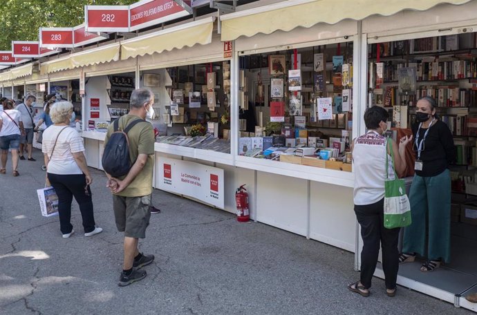 Clientes y paseantes visitan la pasada Feria del Libro de Madrid