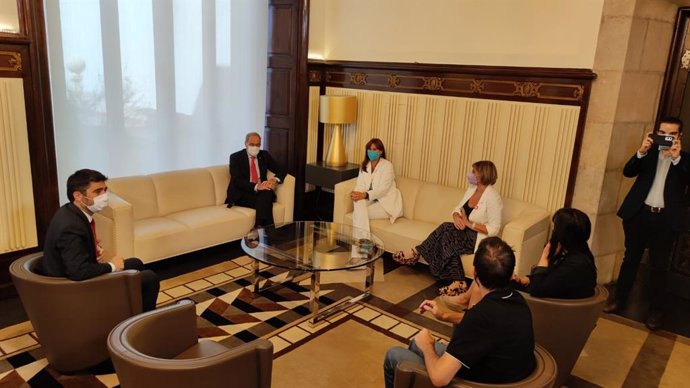 La presidenta del Parlament, Laura Borrs; el vicepresidente de la Generalitat, Jordi Puigneró, y miembros independentistas de la Mesa del Parlament reciben al expresidente Quim Torra