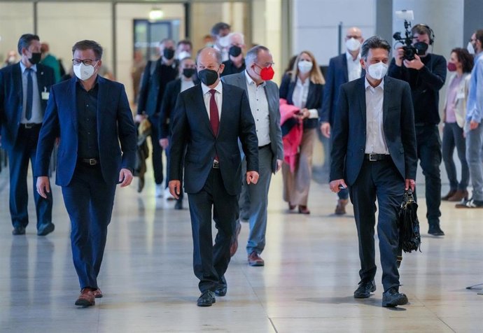 Olaf Scholz asiste a una reunión del grupo parlamentario del SPD