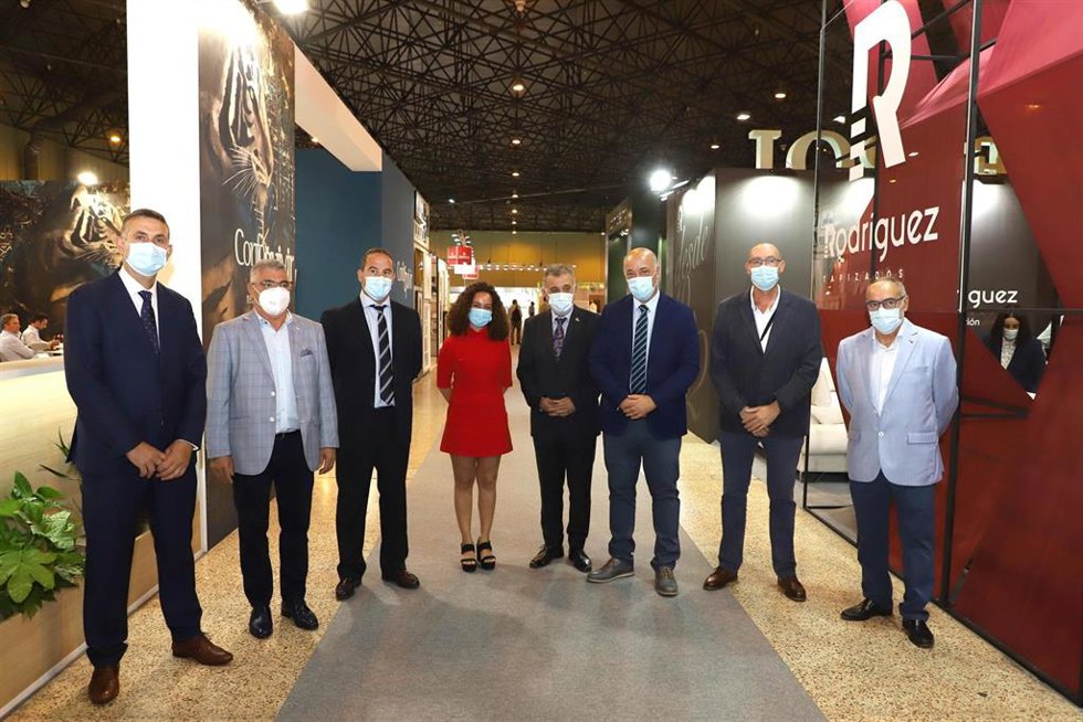 El presidente de la Diputación de Córdoba, Antonio Ruiz (tercero por la dcha.), en 'Surmueble 2021'.