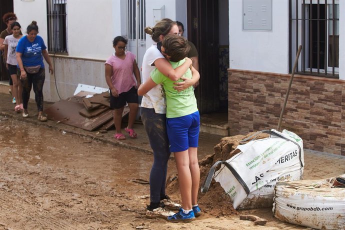 Un abrazo durante las tareas de limpieza en las calles del pueblo al día siguiente del temporal de lluvia que sufrió la provincia de Huelva a 24 de septiembre 2021 en Lepe (Huelva, Andalucía) .El temporal de lluvias registrado este jueves ha provocado g