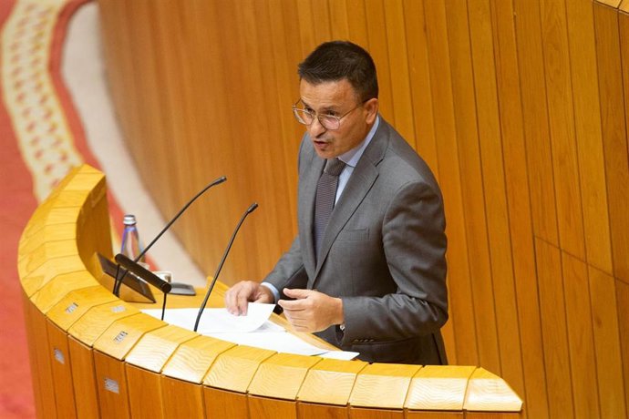 El conselleiro de Medio Rural, José González, en el pleno del Parlamento