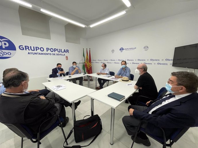 Reunión entre el PP y los colectivos del puente de Alfonso XIII