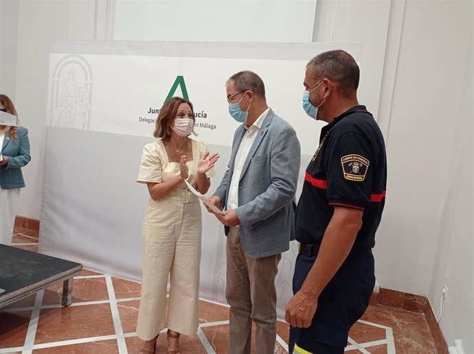La delegada de la Junta en Málaga, Patricia Navarro, entrega a 21 municipios sus planes de emergencia homologados