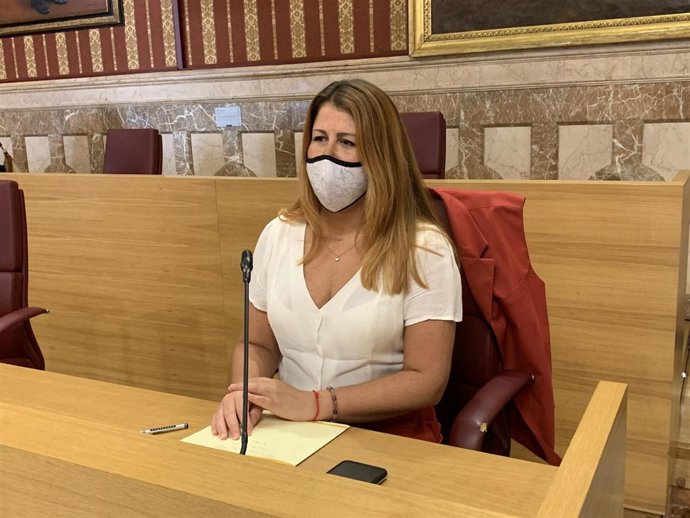 Susana Serrano, portavoz de Podemos y concejal de Adelante, en el Salón de Plenos.