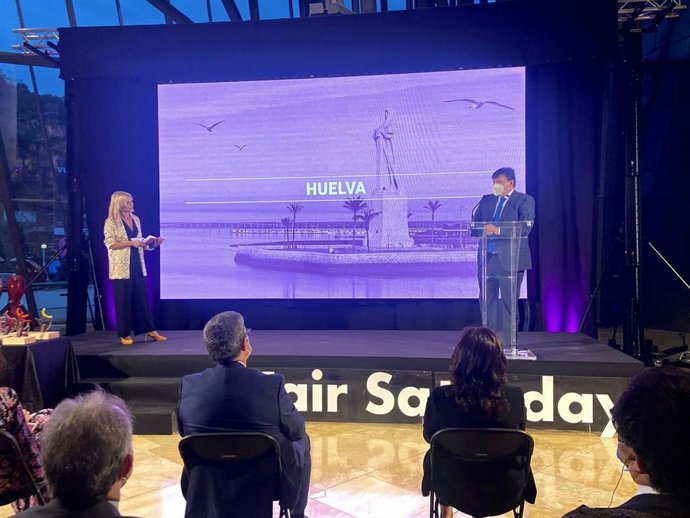 El alcalde de Huelva, Gabriel Cruz, en la gala celebrada este lunes en el Museo Guggenheim de Bilbao.