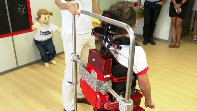 Primer exoesqueleto biónico que permite la movilidad en menores que no pueden andar