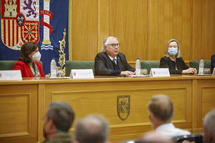 La ministra de Defensa, Margarita Robles, y el ministro de Universidades, Manuel Castells, durante la inauguración del curso académico del CESEDEN