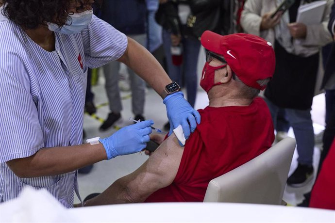 Una sanitaria vacuna a un hombre, en la Residencia de Mayores Vista Alegre