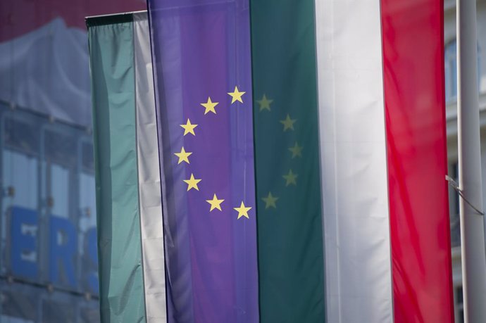 Archivo - Banderas de Hungría y la Unión Europea en Budapest