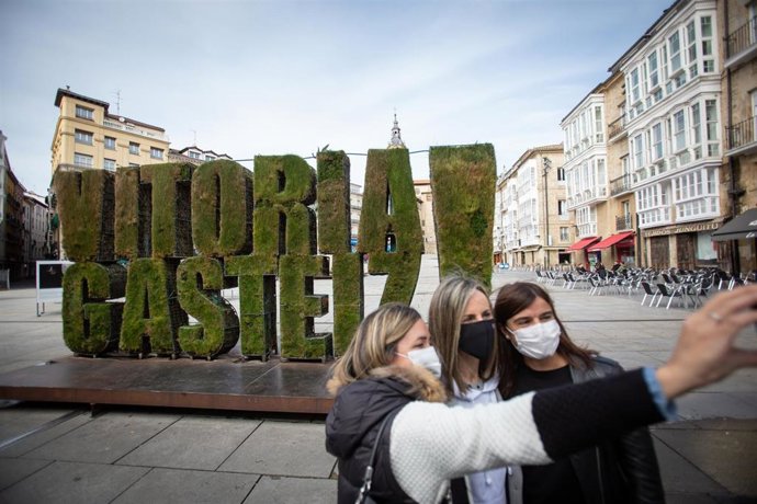 Archivo - Tres mujeres se realizan una fotografía en el centro de Vitoria 