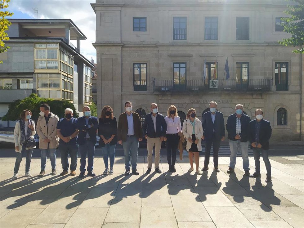 El secretario xeral del PSdeG, Gonzalo Caballero, en O Carballiño junto con alcaldes y diputado socialistas