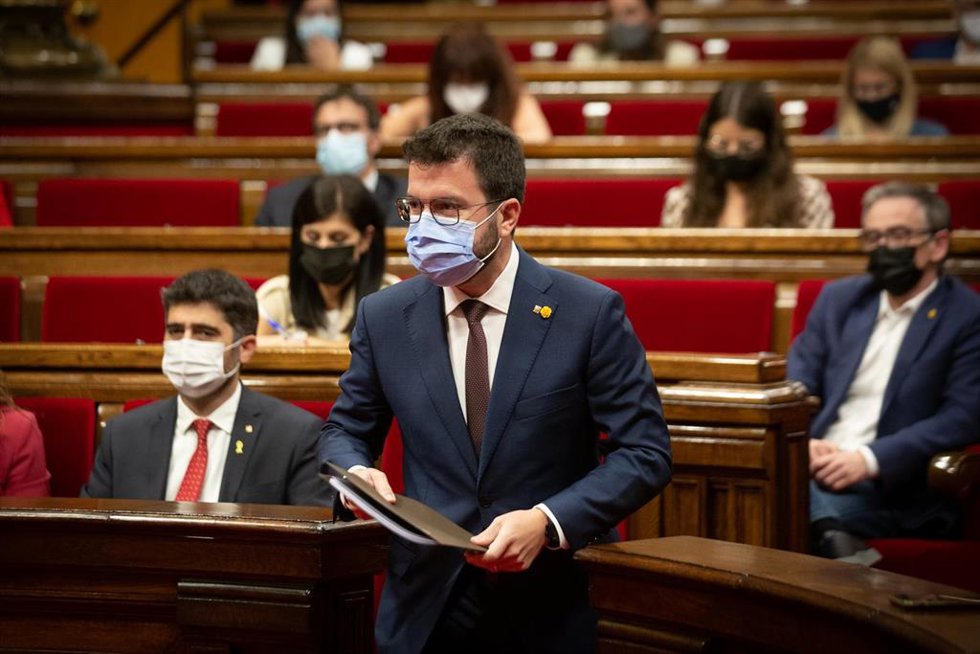 El vicepresidente de la Generalitat, Jordi Puigneró (i) y el president de la Generalitat, Pere Aragons (d), en un debate de Política General (DPG), en el Parlament de Catalunya, a 28 de septiembre de 2021, en Barcelona, Cataluña (España). En esta sesió