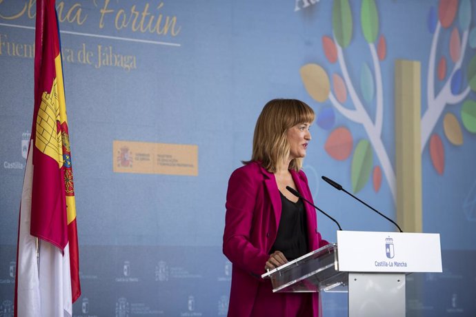 La ministra d'Educació i Formació Professional, Pilar Alegria, en una roda de premsa en en Fuentenava de Jábaga (Conca)