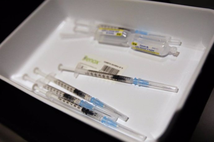 Archivo - Jeringuillas y viales con la vacuna de Pfizer contra el Covid-19.