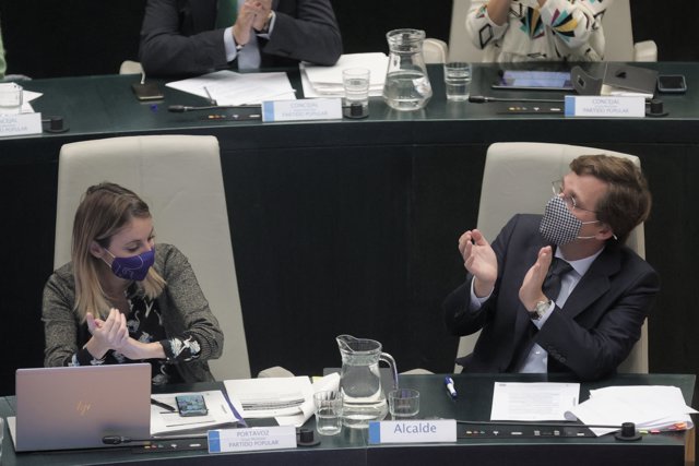 La delegada de Cultura, Turismo y Deporte, Andrea Levy, y el alcalde de Madrid, José Luis Martínez-Almeida, aplauden en una sesión ordinaria del Ayuntamiento de Madrid