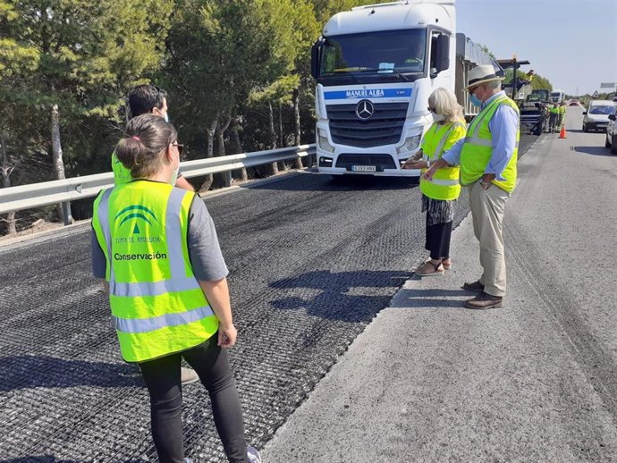 La delegada territorial de Fomento, Infraestructuras y Ordenación del Territorio de la Junta de Andalucía en Cádiz, Mercedes Colombo, durante la visita a las obras de rehabilitación en la autovía A-480.