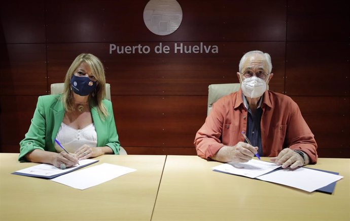 Acto de la firma del convenio entre el Puerto de Huelva y el COAH.