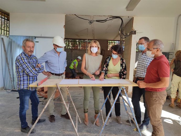 La delegada de Educación y Deporte, Inmaculada Troncoso, visita el IES Trassierra.