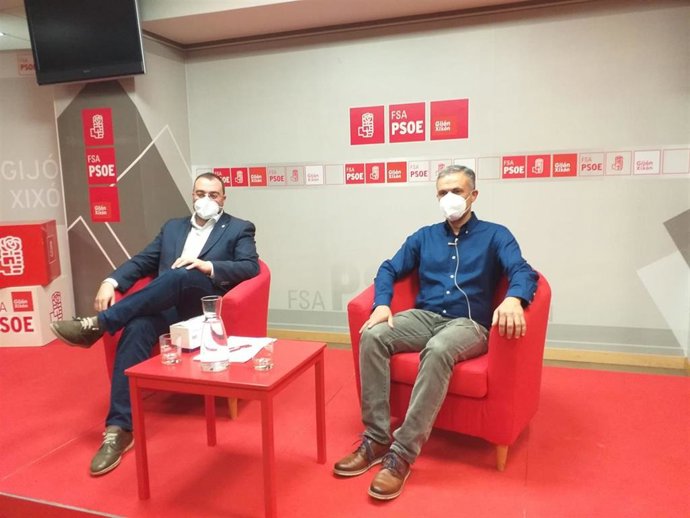 El presidente del Principado de Asturias y secretario general de la FSA, Adrián Barbón, junto al secretario general de la Agrupación Socialista Gijonesa, Iván Fernández Ardura, en un acto con militantes en la del Casa del Pueblo de Gijón