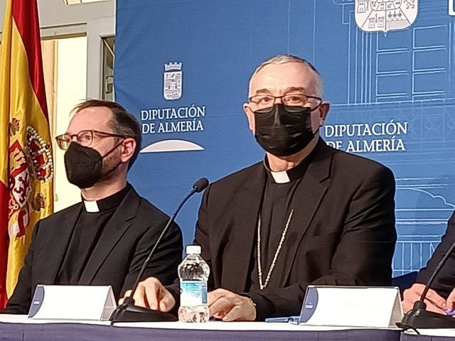 El vicario general de Almería, Ignacio López, y el obispo coadjutor, Antonio Gómez Cantero.