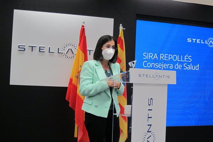 La ministra de Sanidad, Carolina Darias, en la planta de Stellantis en Figueruelas.