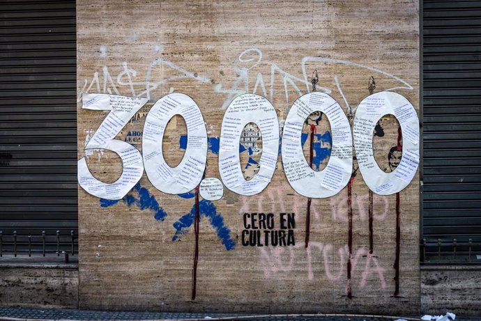 Archivo - Imagen conmemorativa de las 30.000 víctimas que se calcula dejó la dictadura en Argentina.