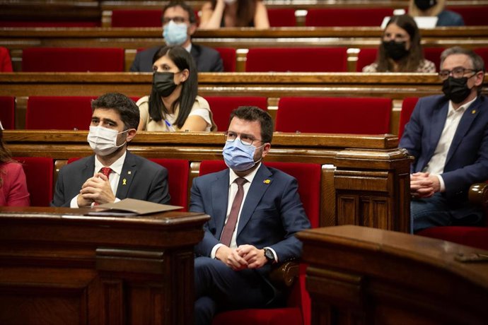 El vicepresidente de la Generalitat, Jordi Puigneró (i) y el president de la Generalitat, Pere Aragons (d), en un debate de Política General (DPG), en el Parlament de Catalunya, a 28 de septiembre de 2021, en Barcelona, Cataluña (España). En esta sesió