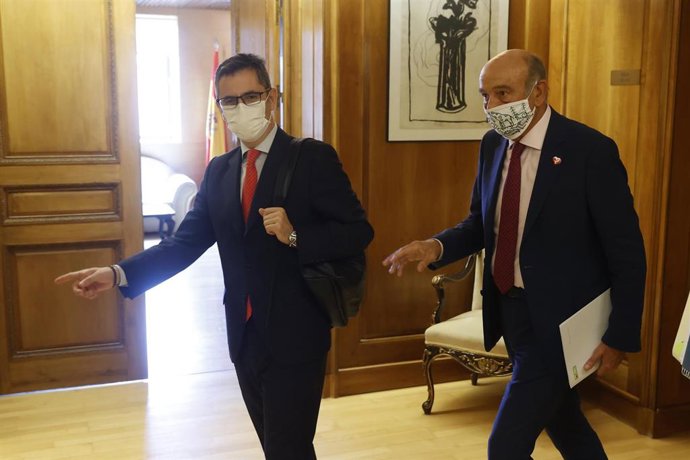 El ministro de la Presidencia, Relaciones con las Cortes y Memoria Democrtica, Félix Bolaños (izda), se reúne con el diputado nacional del PRC, José María Mazón