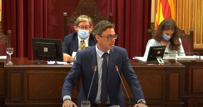 El portavoz del Grupo Parlamentario Popular, Toni Costa, durante una intervención en la Cámara balear.