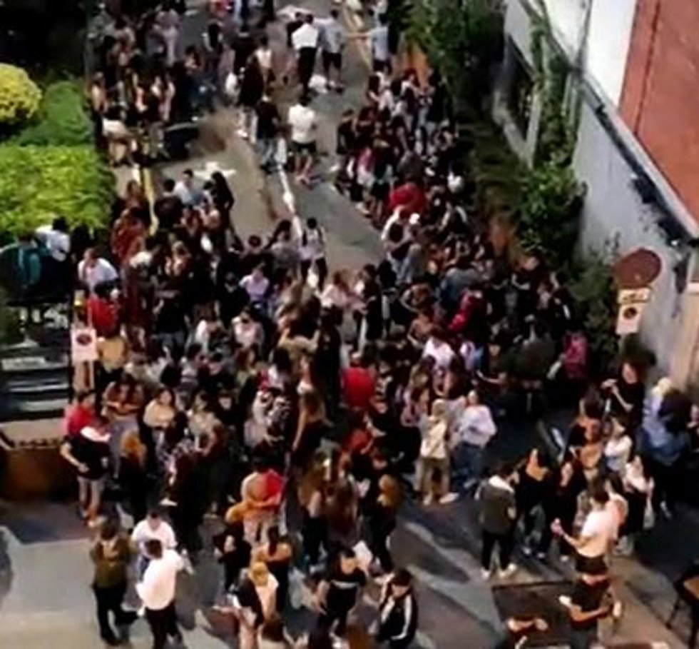 Imagen de personas consumiendo en la calle, en BIlbao