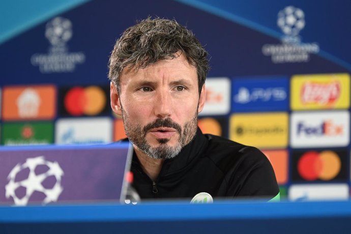 28 September 2021, Lower Saxony, Wolfsburg: Wolfsburg coach Mark van Bommel speaks at the team's press conference, ahead of the UEFAChampions League group match G soccer match against FC Sevilla, at Volkswagen Arena. Photo: Swen Pfrtner/dpa