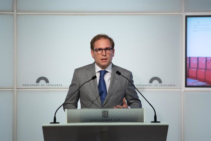 El portavoz de Vox en el Parlament, Joan Garriga, en rueda de prensa en el Parlament