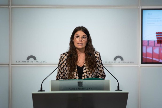 La portavoz de Junts en el Parlament, Mnica Sales, en rueda de prensa en la Cámara catalana el 28 de septiembre de 2021.