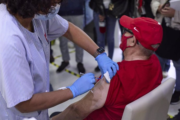 Una sanitaria vacuna a un hombre, en la Residencia de Mayores Vista Alegre, a 22 de septiembre de 2021, en Madrid, (España). 