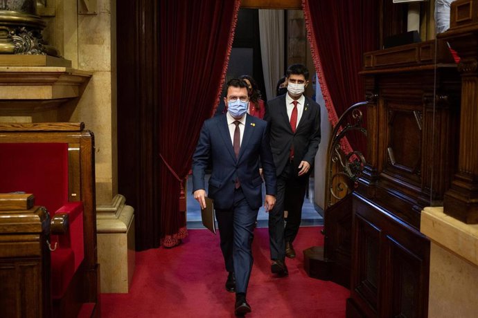 El presidente de la Generalitat, Pere Aragons, y el  vicepresidente y conseller de Políticas Digitales y Territorio de la Generalitat, Jordi Puigneró, en la primera sesión del Debate de Política General en el Parlament, el 28 de septiembre de 2021.