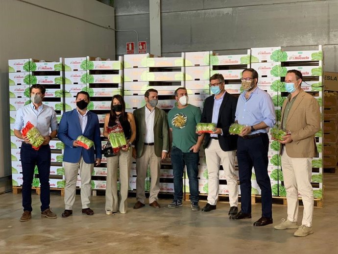 El portavoz de Agricultura, Ganadería, Pesca y Desarrollo Sostenible del PP-A, José Ramón Carmona (centro), en su visita a Puente Genil.