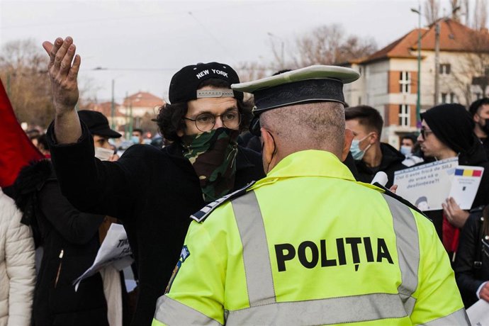 Archivo - Un hombre se enfrenta a la Policía durante una protesta contra las restricciones por la COVID-19 en Timisoara, en Rumanía. 