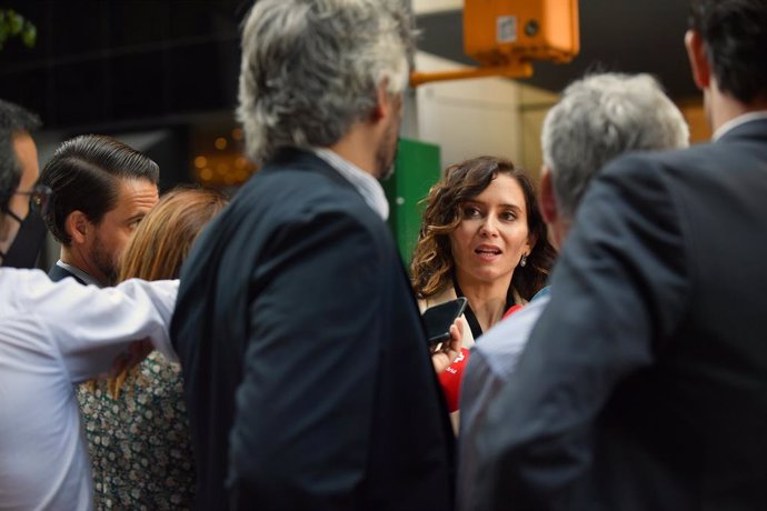 La presidenta de la Comunidad de Madrid, Isabel Díaz Ayuso, ofrece declaraciones a los medios en la zona de la Quinta Avenida, a 27 de septiembre de 2021, en Nueva York (EEUU). Ayuso se desplazó el día 25 a Estados Unidos en un viaje institucional con e