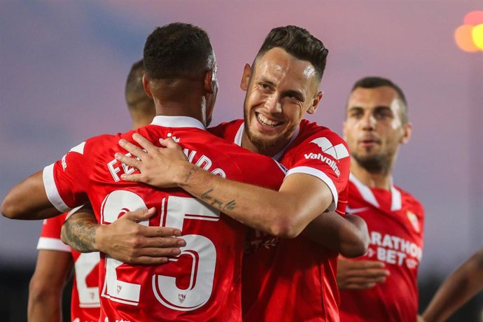 Archivo - Fernando y Lucas Ocampos celebran un gol con el Sevilla