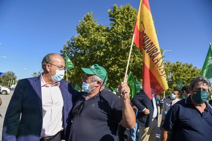 Monago conversa con un agricultor en la Feria de Zafra